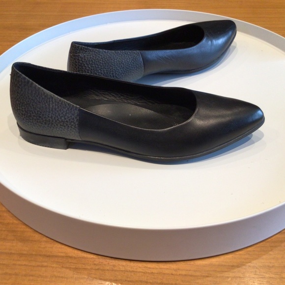 Ecco Black Leather Flats - Picture 6 of 9
